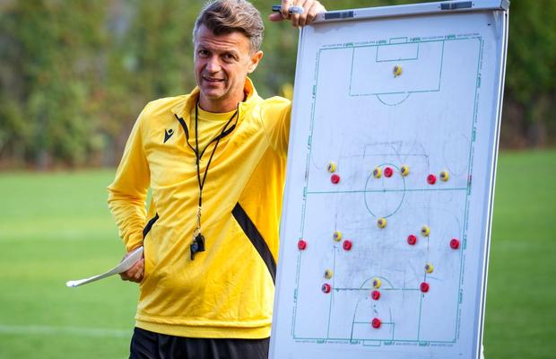Fanii lui Dinamo au văzut „primul” 11 și l-au luat la întrebări pe Burcă: „Continuăm experimentele! Să sperăm că îi iese, că dacă nu...”