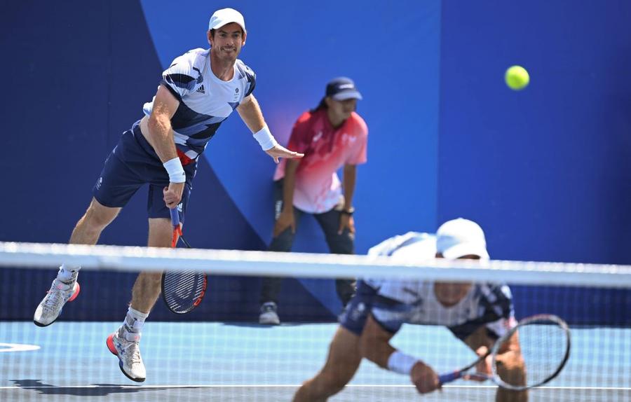 Andy Murray servind în ”sfertul” de dublu de la Tokyo 2020 Foto Imago Andy Murray vrea să ajungă la Jocurile Olimpice de la Paris, după dezamăgirea de la Tokyo 2020