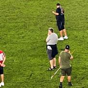 Organizatorii au încercat să repare gazonul la pauza meciului Dinamo - Farul / foto: Vlad Nedelea (GSP)