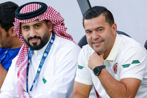 În dreapta, Cosmin Contra // foto: Twitter @ DAMAC_CLUB_EN