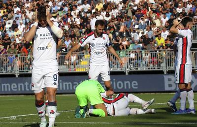 Atenție, imagini dure! Accidentare gravă în Serie A, și-a rupt piciorul la aterizare