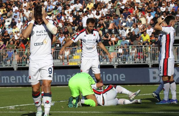 Atenție, imagini dure! Accidentare gravă în Serie A, și-a rupt piciorul la aterizare