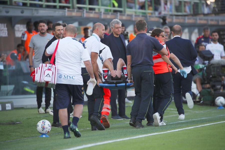 Ruslan Malinovskyi a fost scos de pe teren pe o targ[ în aplauzele tuturor spectatorilor de pe arena din Venezia / Foto: Imago Atenție, imagini dure! Accidentare gravă în Serie A, și-a rupt piciorul la aterizare