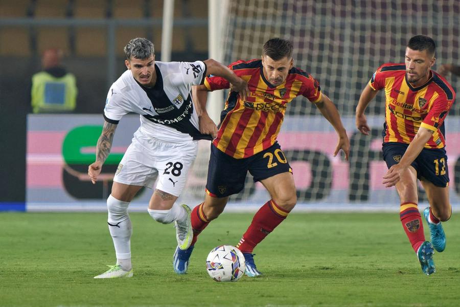 Valentin Mihăilă, în duel cu albanezul Yldar Ramadani, autorul pasei de gol la deschiderea scorului / Foto: Imago MANta de vremea rea. Cel mai periculos om al Parmei în thrillerul de la Lecce» „Merita golul!”, a scris Tuttosport