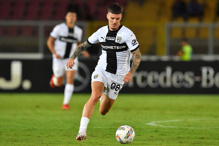 Dennis Man, în acțiune pe „Via del Mare” din Lecce / Foto: Imago Recordul pe care Man îl va egala dacă înscrie duminică! Ce star reușea acum un deceniu performanța la Parma