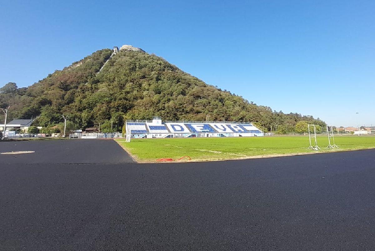 Lucrările la pista de atletism de la Deva durează de 4 ani și încă nu s-au terminat! Vizită GSP pe bătrânul stadion „Cetate”