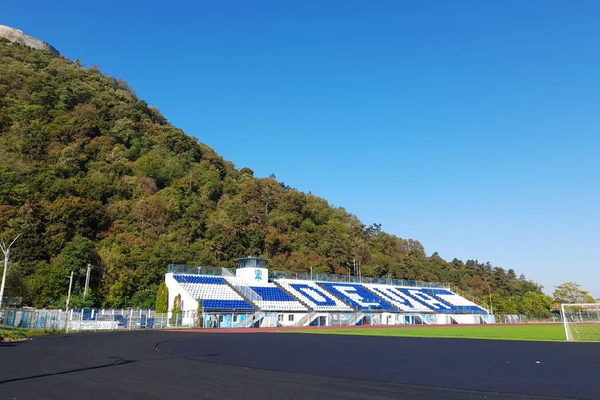 Inimaginabil! Lucrările la „cea mai modernă pistă de atletism din țară” durează de PATRU ani și nu s-au terminat nici azi! GSP a intrat pe stadionul pitoresc din România: nici codrul nu mai crede că proiectul va fi finalizat!