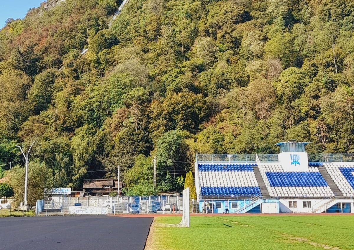 Inimaginabil! Lucrările la „cea mai modernă pistă de atletism din țară” durează de PATRU ani și nu s-au terminat nici azi! GSP a intrat pe stadionul pitoresc din România: nici codrul nu mai crede că proiectul va fi finalizat!