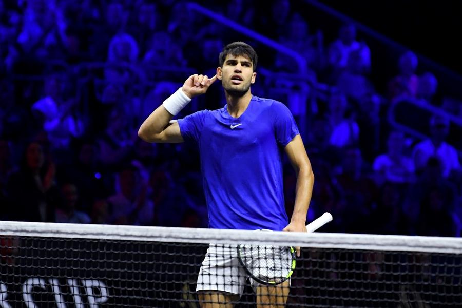 Carlos Alcaraz cerând ovații FOTO Guliver/GettyImages Mărturisiri inedite cu Rafael Nadal înainte de retragere: „Tu zici că asta, la o persoană, un sportiv de asemenea nivel, nu e atât de normal”