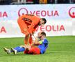 Lukas Zima, ajutându-l pe Olaru în FCSB - Petrolul // foto: Cristi Preda (GSP)