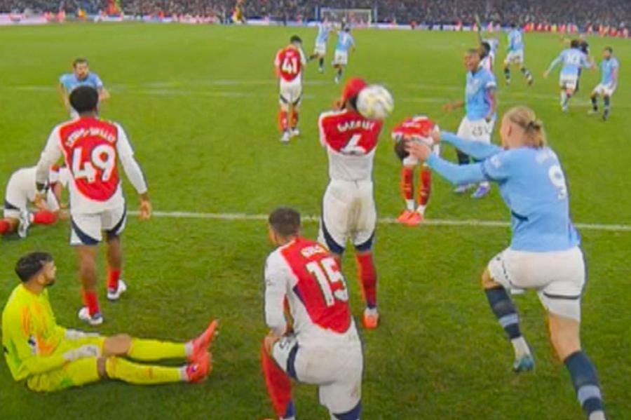 Haaland i-a aruncat mingea în cap lui Gabriel / foto Sky Sports De ce nu poate fi pedepsit Erling Haaland după ce i-a aruncat mingea în cap adversarului