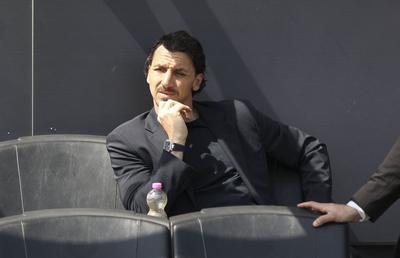 Zlatan Ibrahimovic și-a prezentat "LegaZy" » Cum arată salonul cu trofee al fostului golgheter suedez!