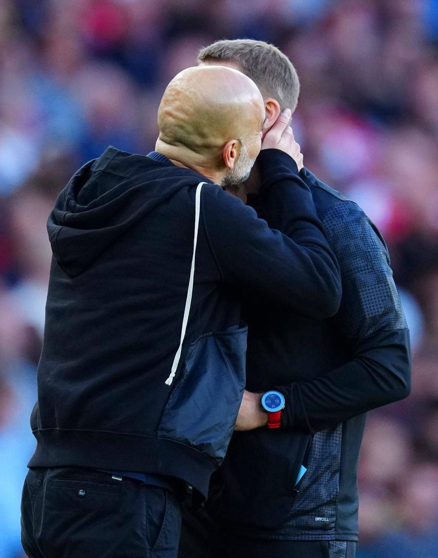 Pep Guardiola îl sărută pe obraz pe arbitrul de rezervă / Foto: Imago Gestul neașteptat al lui Pep Guardiola care s-a viralizat rapid » Ce i-a făcut arbitrului de rezervă