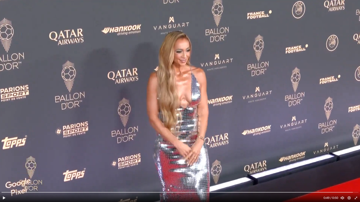 A furat toate privirile la Gala Balonului de Aur » Apariție răvășitoare pe covorul roșu și pe scenă