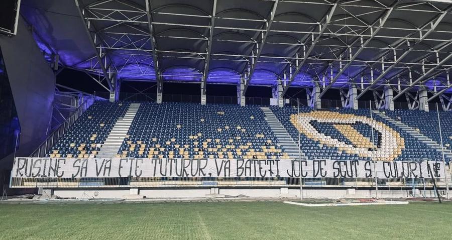 „Rușine să vă fie tuturor, vă bateți joc de scut și culori” / Foto: Facebook Fanii Petrolului au răbufnit după startul dezastruos de sezon » Mesajele dure afișate în tribuna de pe „Ilie Oană”