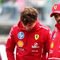 Lewis Hamilton (dreapta), alături de coechipierul său Charles Leclerc/Foto: Getty Images