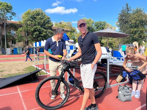 David Popovici a venit cu bicicleta la evenimentul  #BeActive / Sursă  foto: GSP