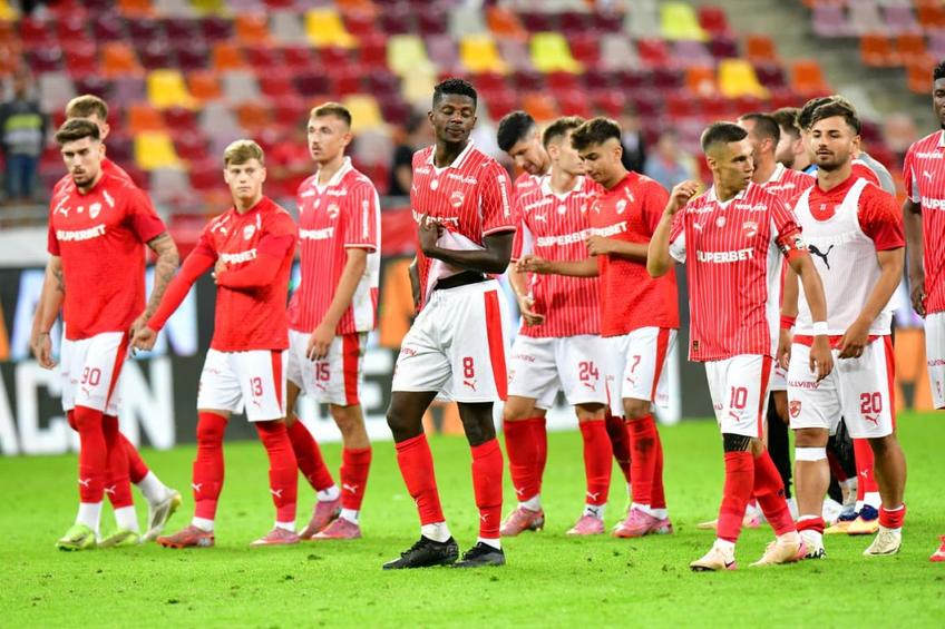 Eddy Gnahore (centru) a primit „galben” în Dinamo - Farul și nu va juca la Craiova. FOTO: Cristi Preda