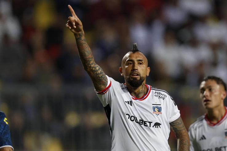 Arturo Vidal a debutat la Colo-Colo și, din 2024, s-a întors la clubul care l-a lansat. Echipamentul păstrează doliul din piept Foto: Imago