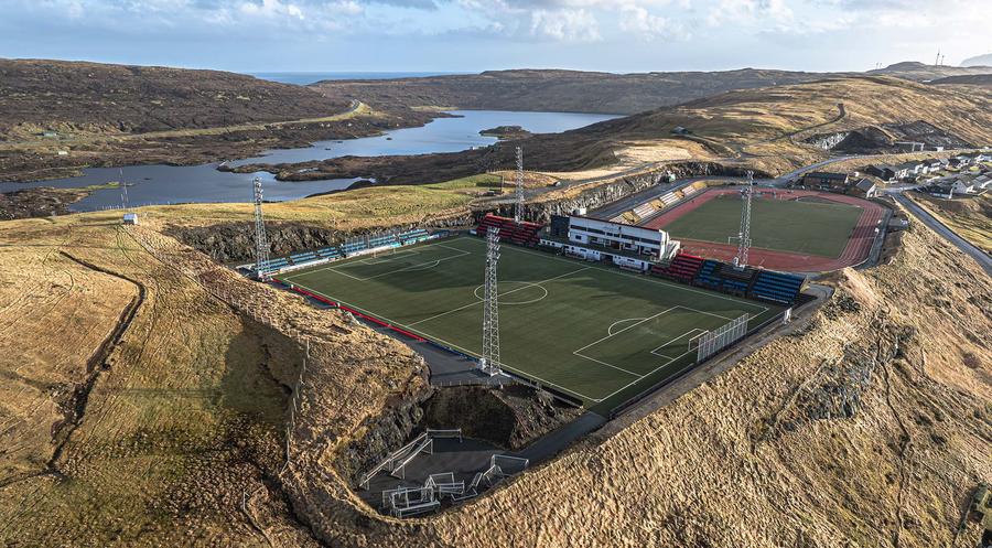 Exoticul stadion din Toftir (Insulele Feroe), unde Hagi a obținut una dintre cele trei victorii repurtate ca jucător în nordul Europei, în campania pentru CM 1994 Gheorghe Hagi în țările nordice: debutul la 18 ani, victorii doar cu „piticii” și coșmarul meciurilor tari + Remember Mircea Lucescu: „Ce-o fi văzut la mine?”