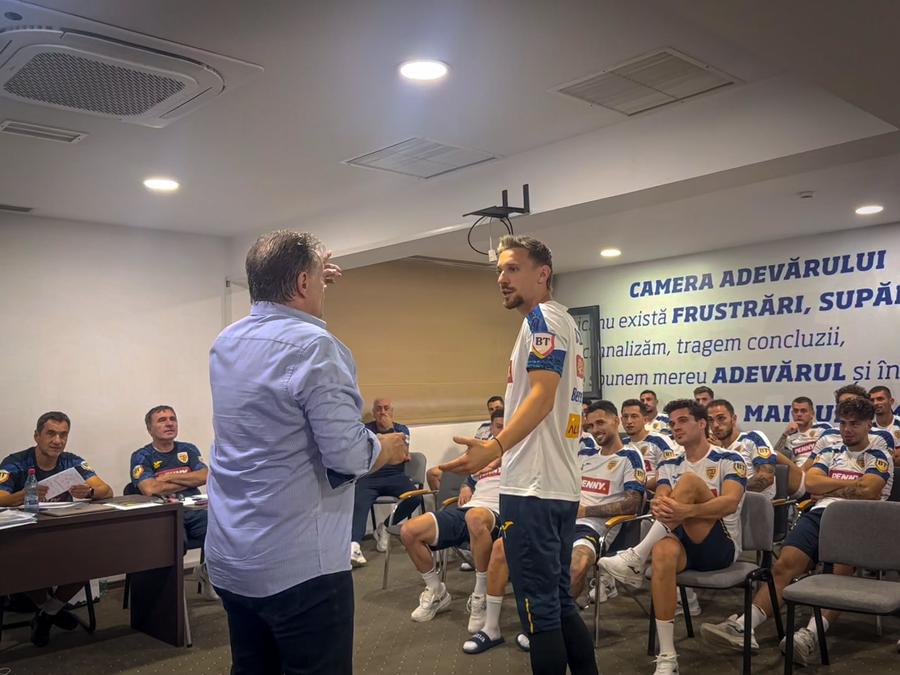 Kyros Vassaras și Ionuț Radu, dezbatere în cantonamentul de la Mogoșoaia // foto: Echipa națională de fotbal a României Întâlnire de gradul zero la Mogoșoaia! Gică Hagi, Ionuț Radu și Radu Drăgușin, „școliți” de Kyros Vassaras