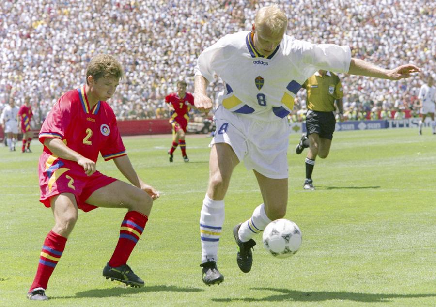 Duel Dan Petrescu - Ingesson în Suedia - România la CM 1994. Foto: imago Thomas Ravelli, omul care a năruit visul României la CM 1994: „Știam că va trage în stânga mea” + Detalii incredibile despre duelul Prunea - Kennet Andersson și cum îl vede pe antrenorul Hagi