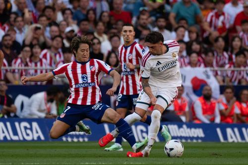 Kang-in Lee îi pune crampoanele pe gleznă lui Federico Valverde / Foto: Imago