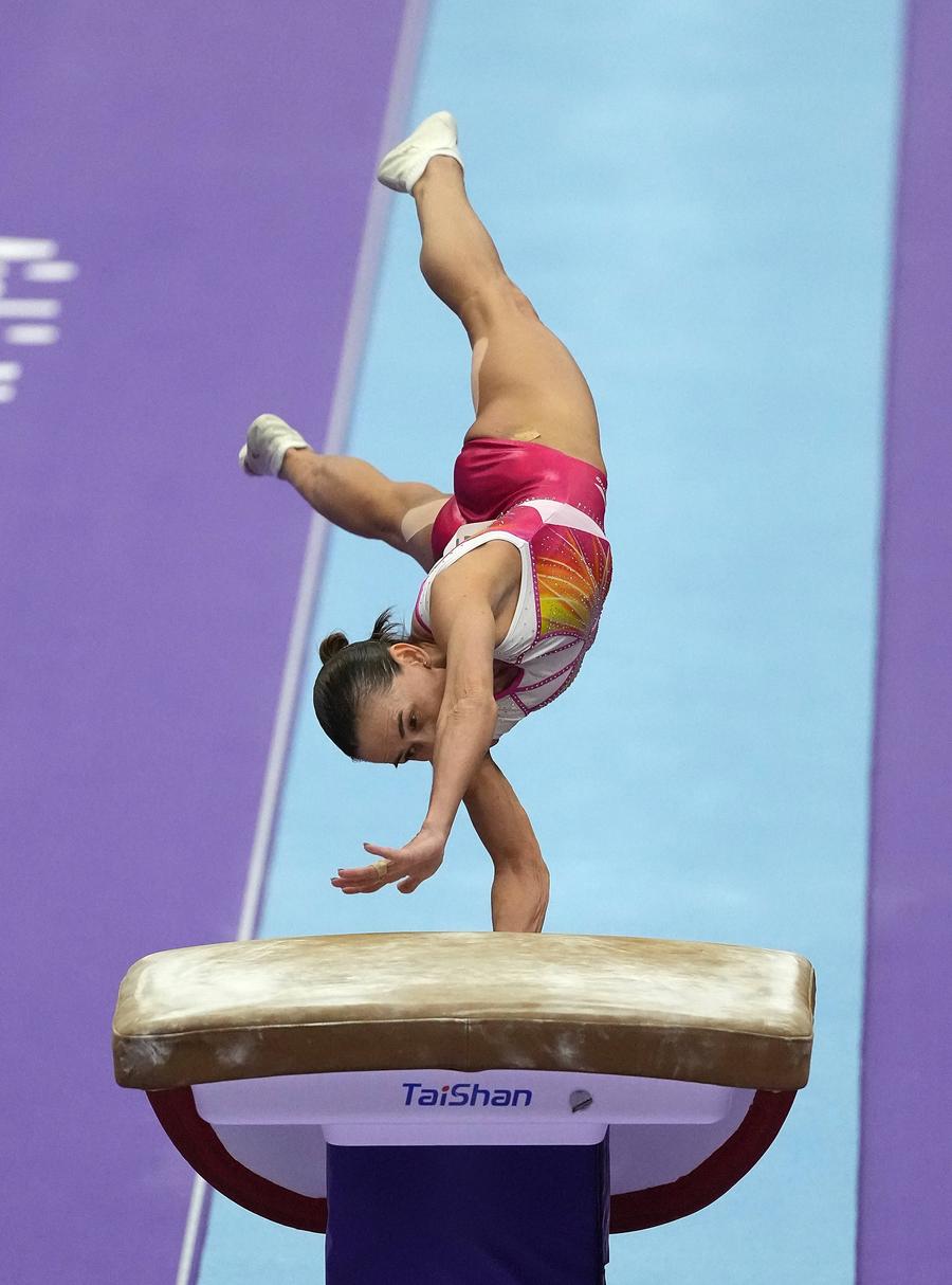 Oksana Chusovitina în acțiune FOTO Imago Images La 51 de ani, Oksana Chusovitina s-a calificat în finala de la sărituri la Jocurile Asiei și visează la o prezență la Los Angeles 2028