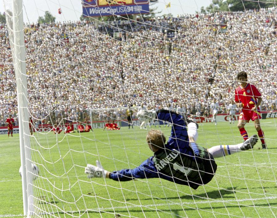 Momentul marelui coșmar pentru România și exploziei de bucurie din partea Suediei: Ravelli apără penalty-ul lui Belodedici în sfertul de finală de la CM 1994, iar nordicii îi trimit acasă pe Hagi și compania. Foto: imago Thomas Ravelli, omul care a năruit visul României la CM 1994: „Știam că va trage în stânga mea” + Detalii incredibile despre duelul Prunea - Kennet Andersson și cum îl vede pe antrenorul Hagi
