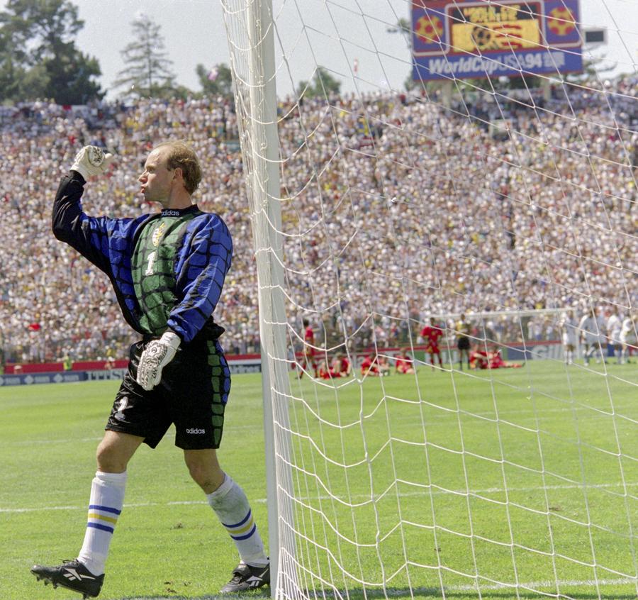 Bucuria lui Ravelli după ce a apărat lovitura de la 11 metri executată de Dan Petrescu în sfertul de finală Suedia - România de la CM 1994. Foto: imago Thomas Ravelli, omul care a năruit visul României la CM 1994: „Știam că va trage în stânga mea” + Detalii incredibile despre duelul Prunea - Kennet Andersson și cum îl vede pe antrenorul Hagi