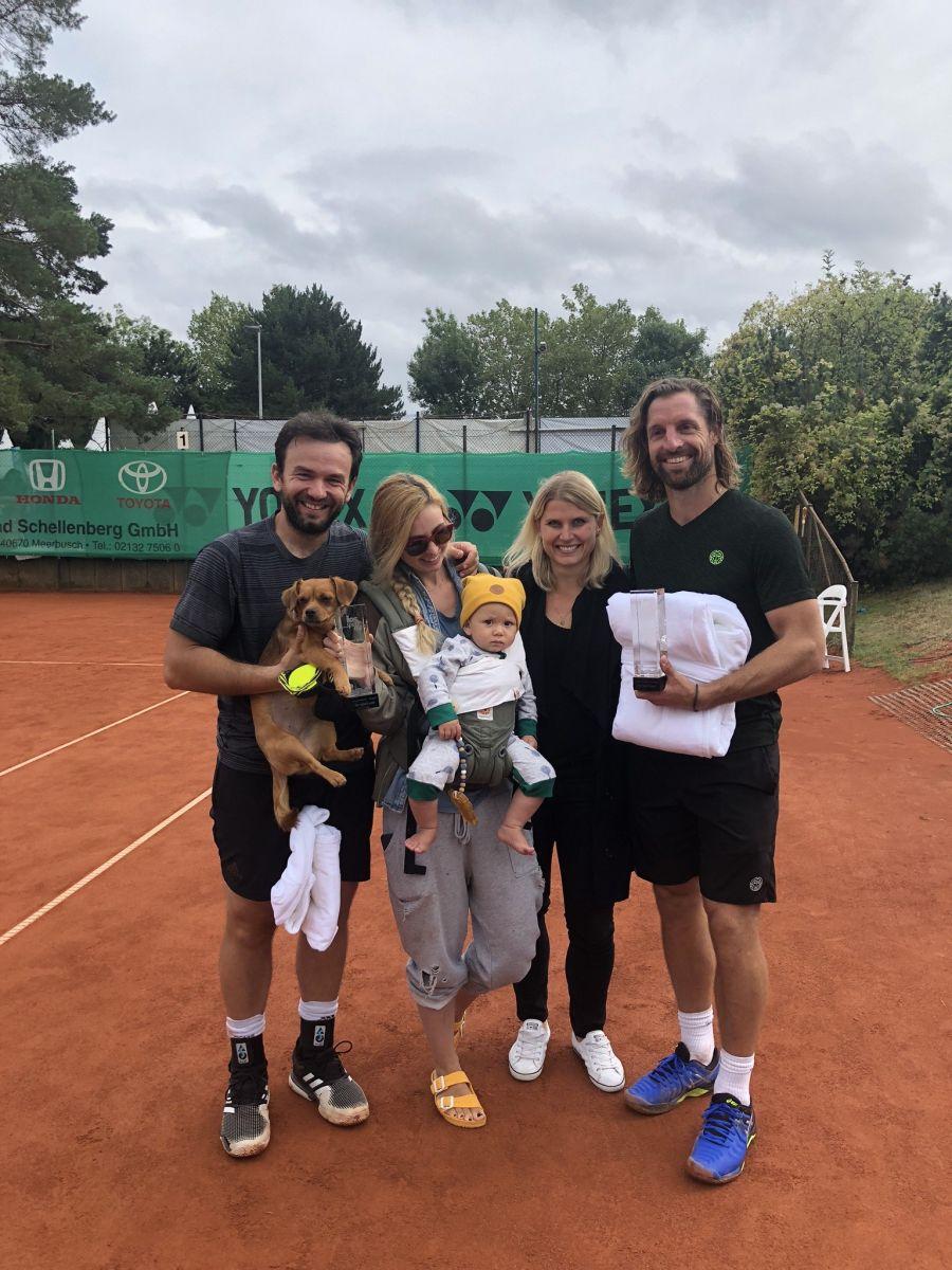 FOTO: Familia Mergea, Florin, Daiana, Noah și Minnie, alături de familia Begemann cu trofeul de la Meerbusch Florin Mergea s-a confesat Gazetei despre carieră și viața de familie: „Ținta realistă e Roland Garros 2020”