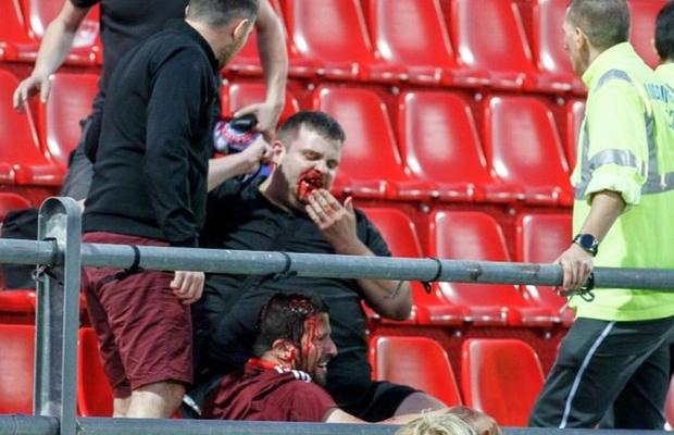 VIDEO + FOTO Momente de groază în Youth League! Fanii greci au intrat pe teren și i-au umplut de sânge pe nemți » Marius Avram a oprit meciul