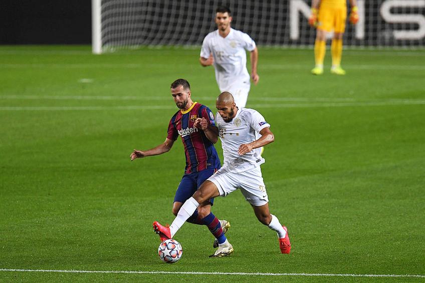 Laidouni în duel cu Pjanic // FOTO: Guliver/GettyImages