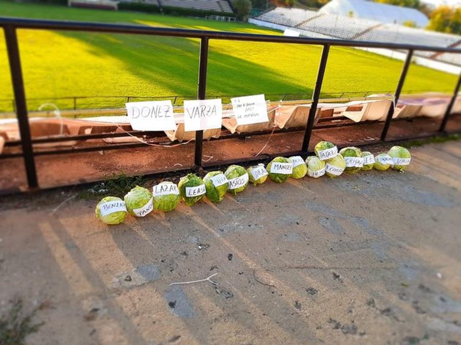 FOTO Fanii Rapidului, protest inedit după eliminarea din Cupa României: „Donez varză!”