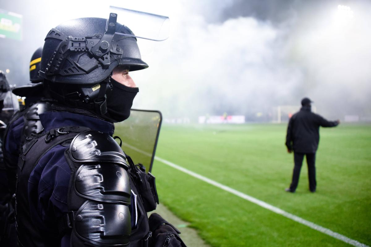 Ligue 1 = HAOS! Ultrașii au intrat pe teren și au făcut prăpăd » Decizia Ligii