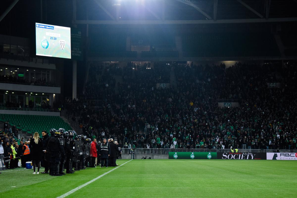 Ligue 1 = HAOS! Ultrașii au intrat pe teren și au făcut prăpăd » Decizia Ligii