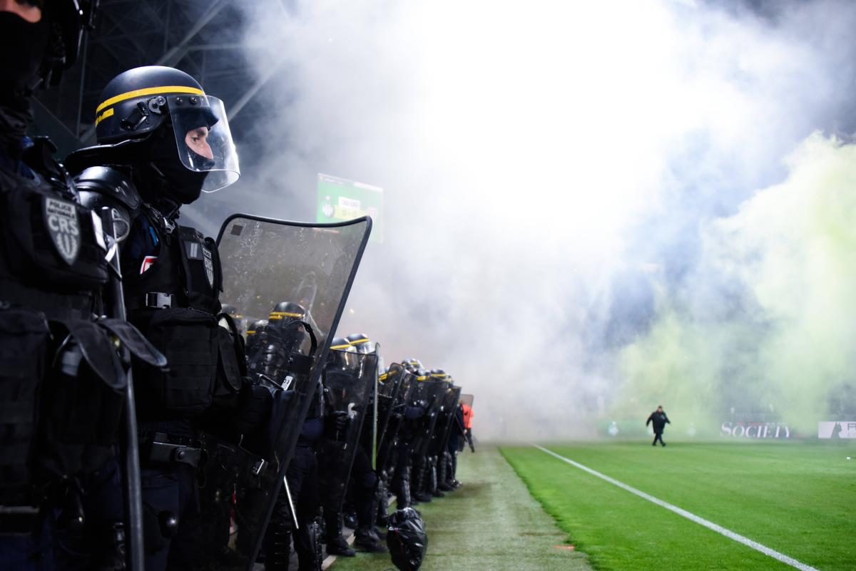 Ligue 1 = HAOS! Ultrașii au intrat pe teren și au făcut prăpăd » Decizia Ligii
