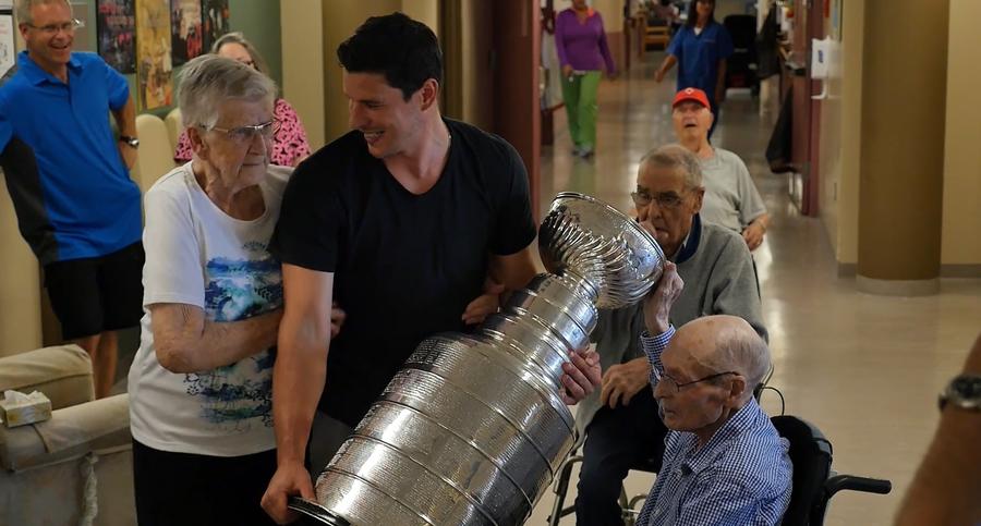 Crosby și oamenii care se bucură pentru vizita lui „Sid the Kid” și veteranul din Coreea