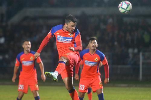 Constantin Budescu lovește balonul cu capul în meciul de Cupă cu CS Hunedoara // foto: Imago Images