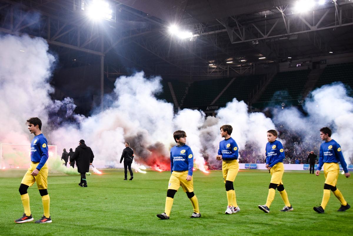 Ligue 1 = HAOS! Ultrașii au intrat pe teren și au făcut prăpăd » Decizia Ligii