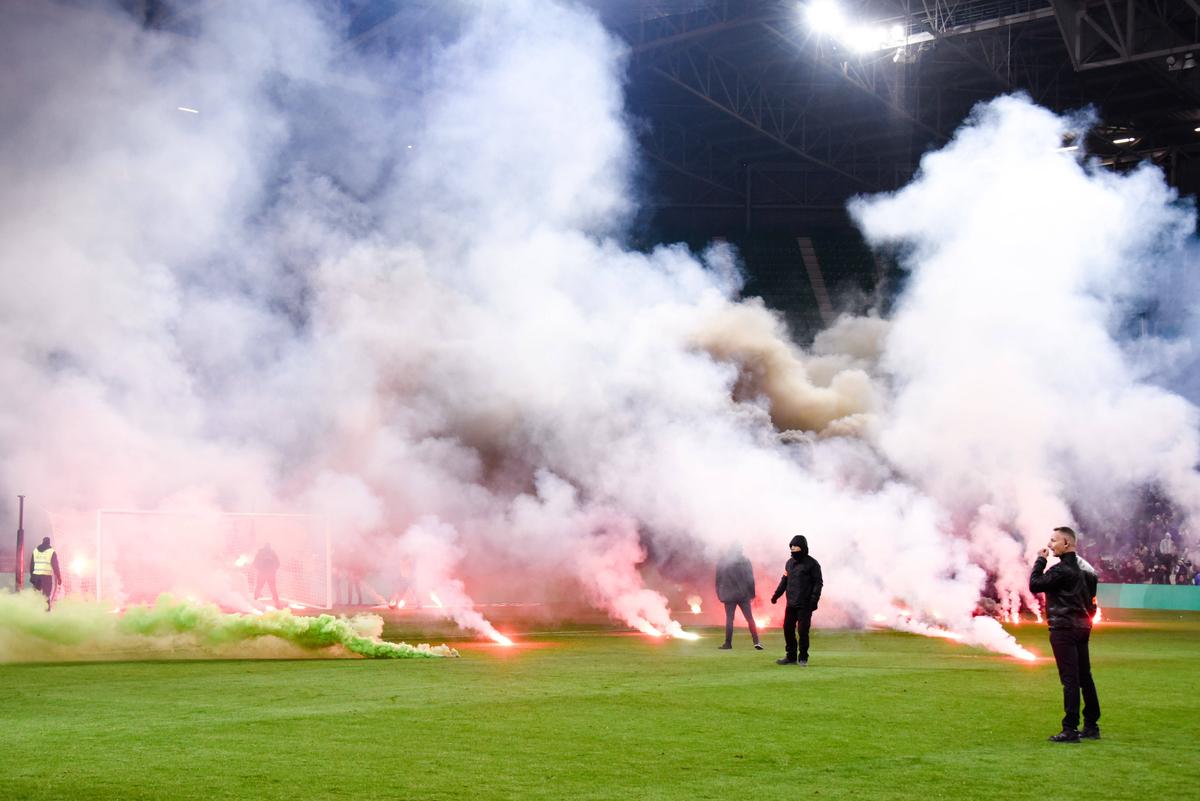Ligue 1 = HAOS! Ultrașii au intrat pe teren și au făcut prăpăd » Decizia Ligii