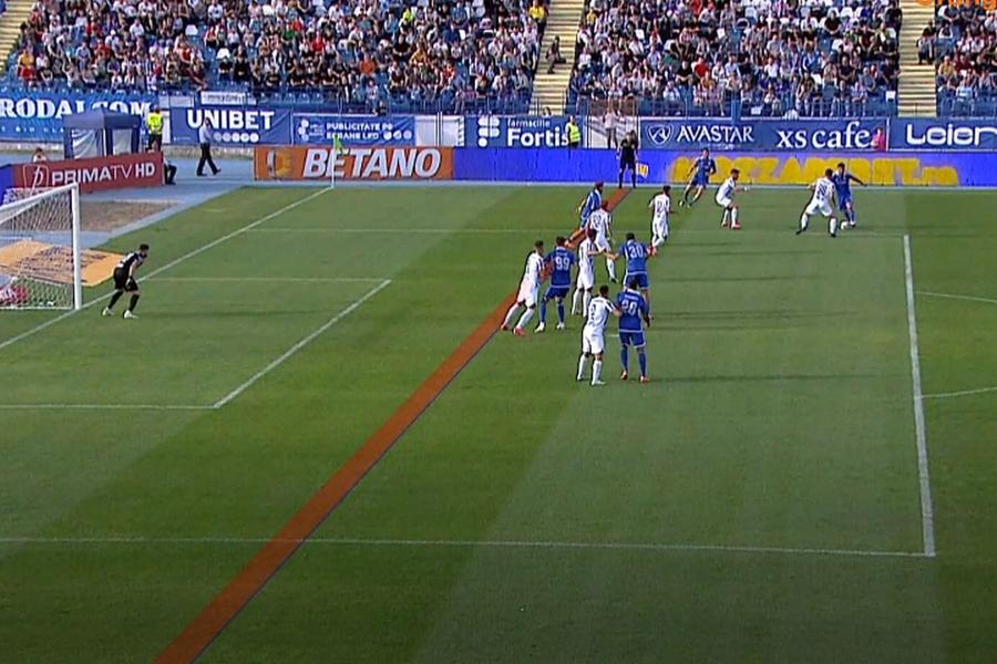 Faza golului anulat de VAR în prima repriză din Poli Iași - FCU Craiova / Captură Orange Sport FCU Craiova, remiză in-extremis la Iași » Meci al premierelor: debut pentru Costantino și primul gol marcat de Ibrahim în Superligă! Clasamentul ACUM