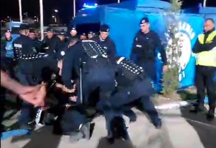 Ultrașii lui U Cluj au intrat în conflict cu forțele de ordine / Captură Orange Sport