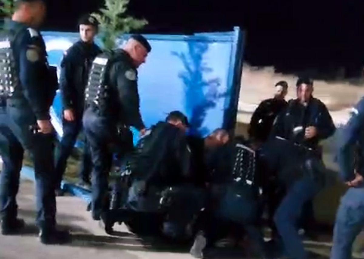 Intervenție în forță la finalul meciului din Superligă » Ultras pus la pământ și încătușat de jandarmi! De la ce ar fi pornit totul