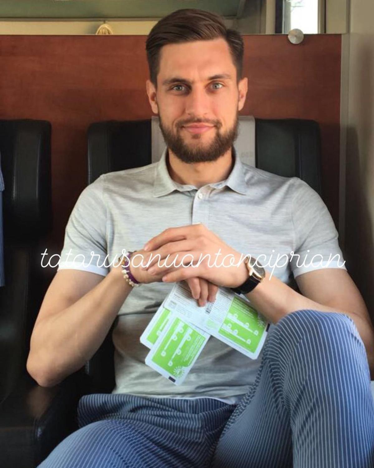 Ciprian Tătăruşanu, printre cei mai bine îmbrăcaţi fotbaliști români. Foto: Instagram