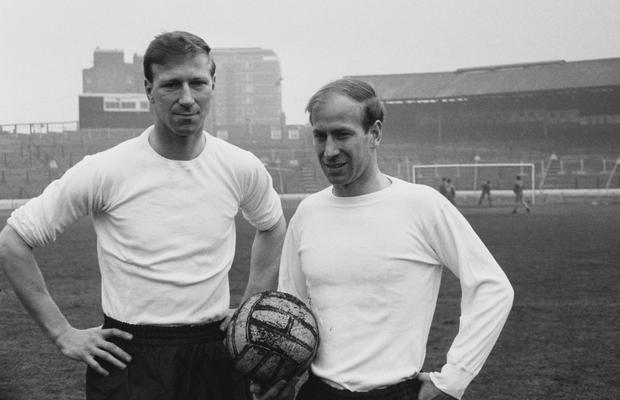 Sir Bobby Charlton, două momente care i-au marcat viața! La 20 de ani, scos dintr-un avion în flăcări » Și cearta de 42 de ani cu fratele său Jack: „Nici nu vreau să știu de el”