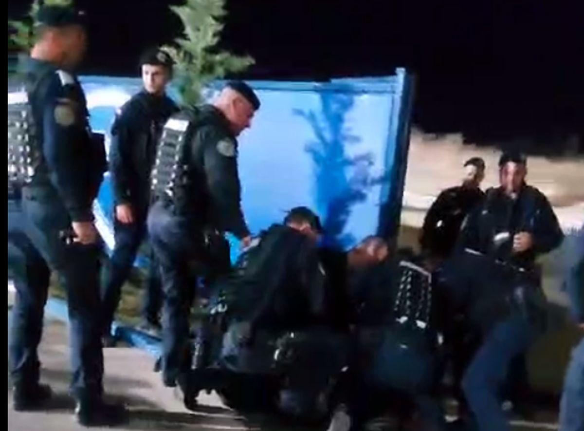 Incident la finalul meciului U Cluj - Farul » Suporter recalcitrant, încătușat de Jandarmerie
