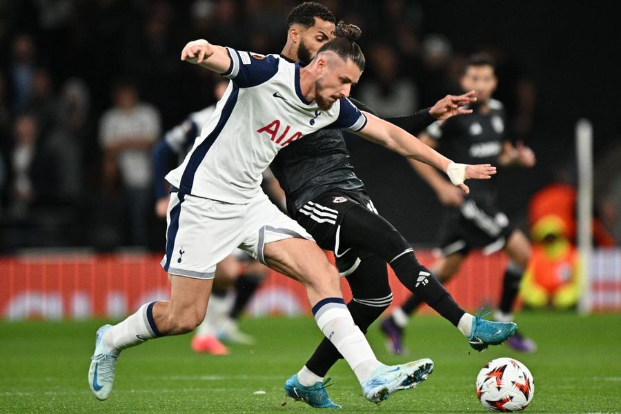 Radu Drăgușin în duel cu un adversar de la Qarabag din Europa League, în puținele minute jucate până la eliminare directă / Foto: Imago „Dragon” interzis la Inter și Napoli. Dar cu viză de Juve!
