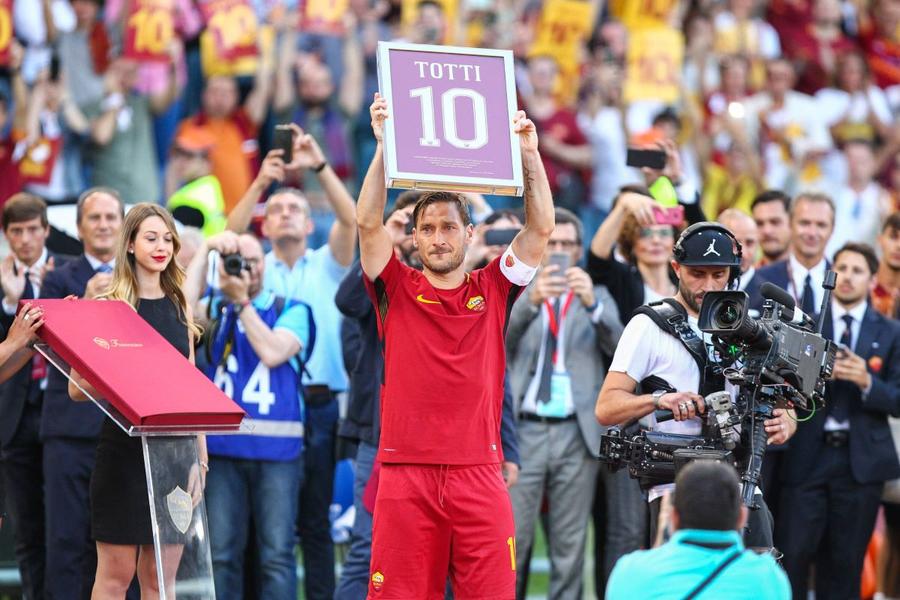 La sfârșitul lunii mai a anului 2017, Francesco Totti a plâns la retragere, după ce a primit un tricou înrămat cu 10 și numele său / Foto: Imago Revenire șoc în Serie A! O legendă anunță că e gata de joc în două luni. „De ce nu aș face-o în nebunia mea?!”