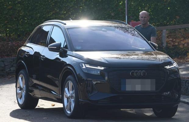 Neașteptat! Un campion mondial parchează mașinile de sute de mii de euro ale jucătorilor!